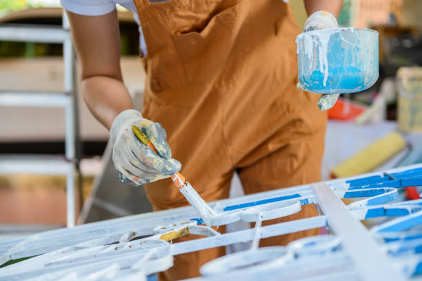 Artisan peintre au travail